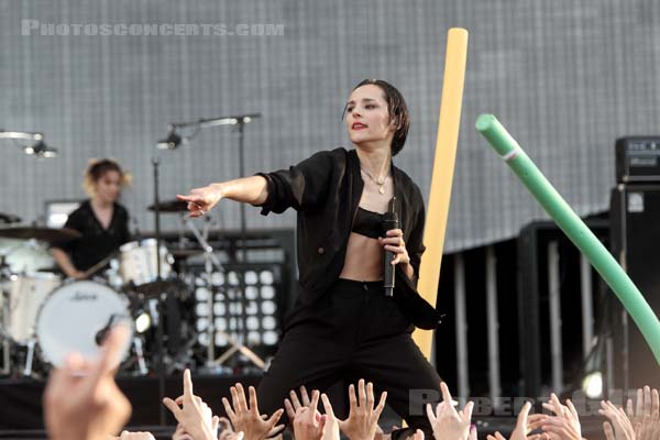 SAVAGES - 2017-07-02 - ARRAS - La Citadelle - Main Stage - Camille Berthomier - Fay Milton